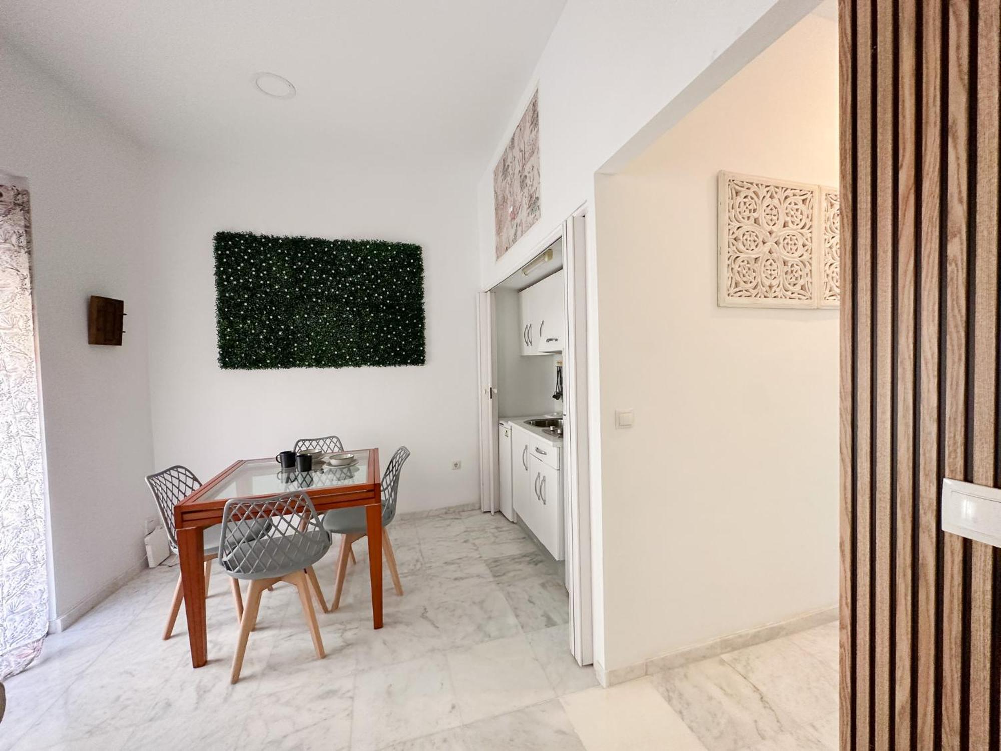 Central Cozy Budget 2Br Apt With Ac, 1 Bath, Private Parking Opt Sevilla Eksteriør billede