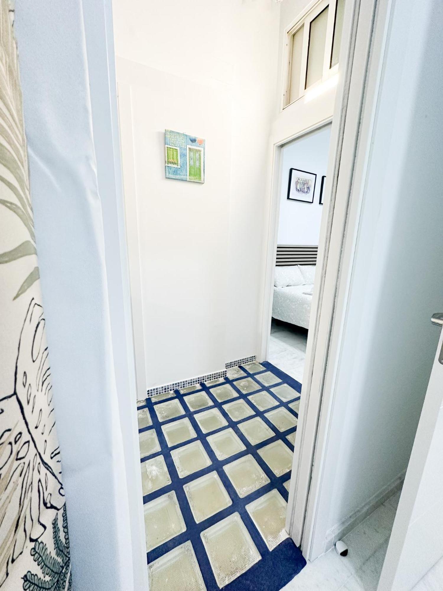Central Cozy Budget 2Br Apt With Ac, 1 Bath, Private Parking Opt Sevilla Eksteriør billede