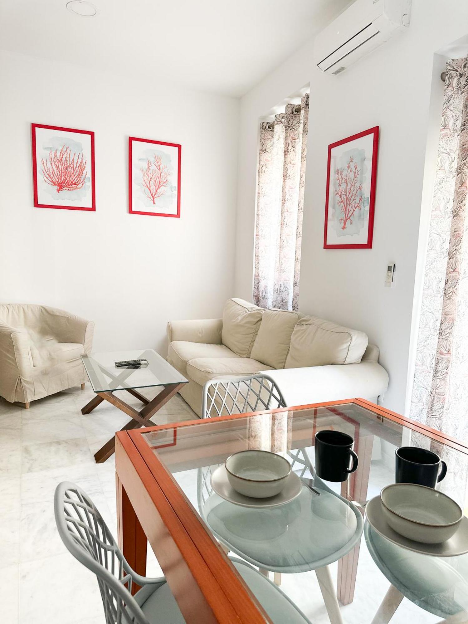 Central Cozy Budget 2Br Apt With Ac, 1 Bath, Private Parking Opt Sevilla Eksteriør billede