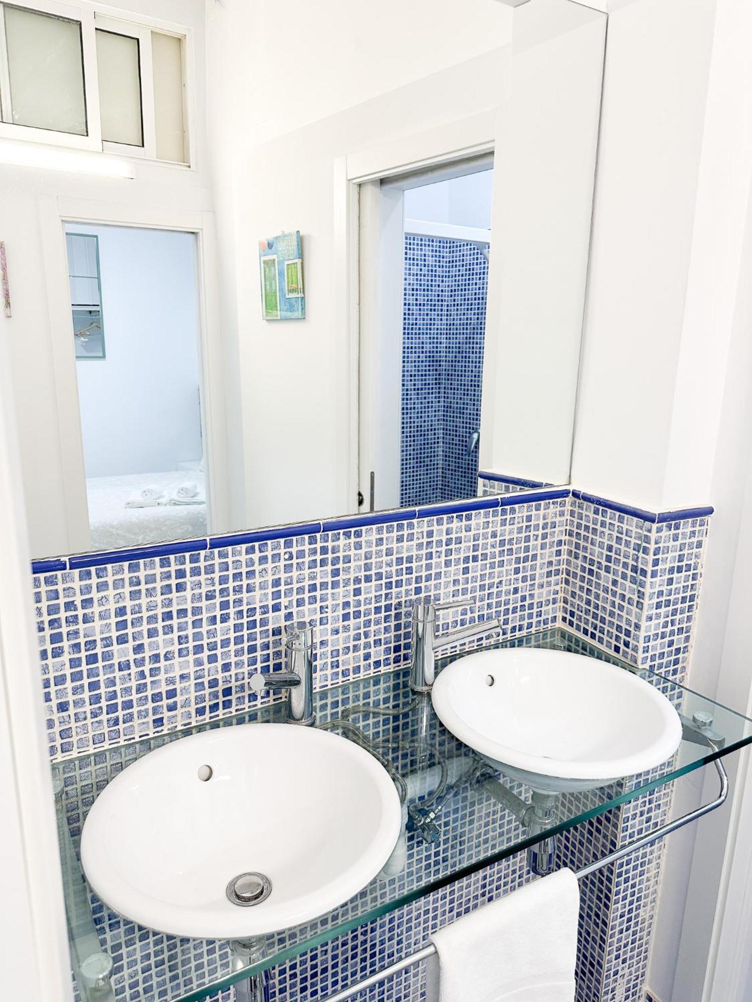 Central Cozy Budget 2Br Apt With Ac, 1 Bath, Private Parking Opt Sevilla Eksteriør billede