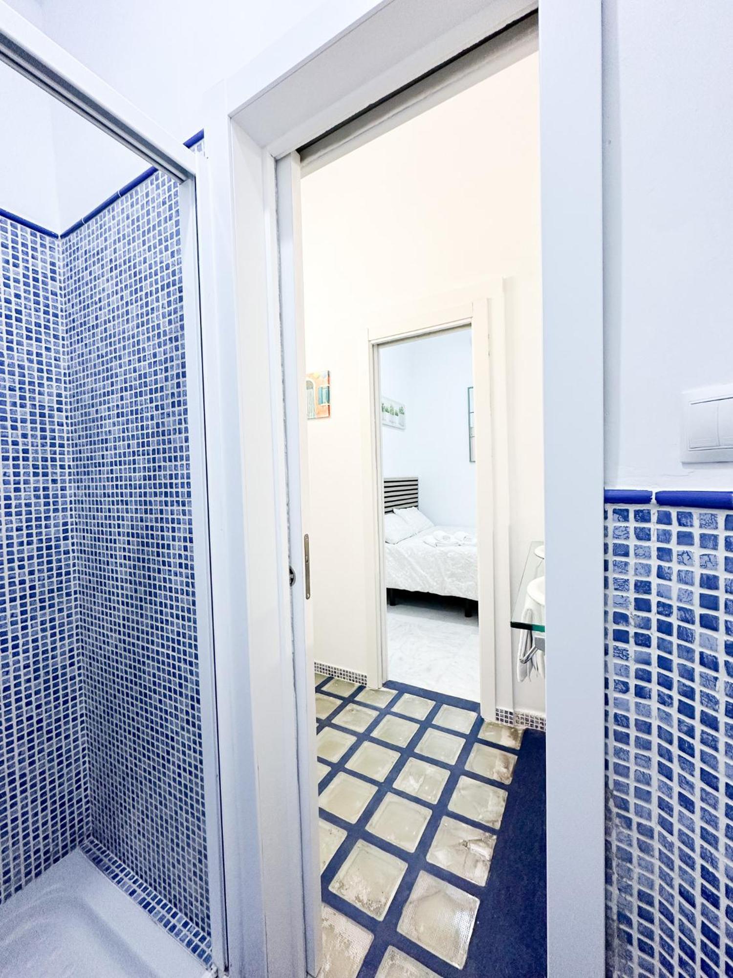 Central Cozy Budget 2Br Apt With Ac, 1 Bath, Private Parking Opt Sevilla Eksteriør billede